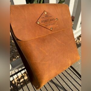 Portland Leather Goods DAKOTA HAWKEYE CROSSBODY